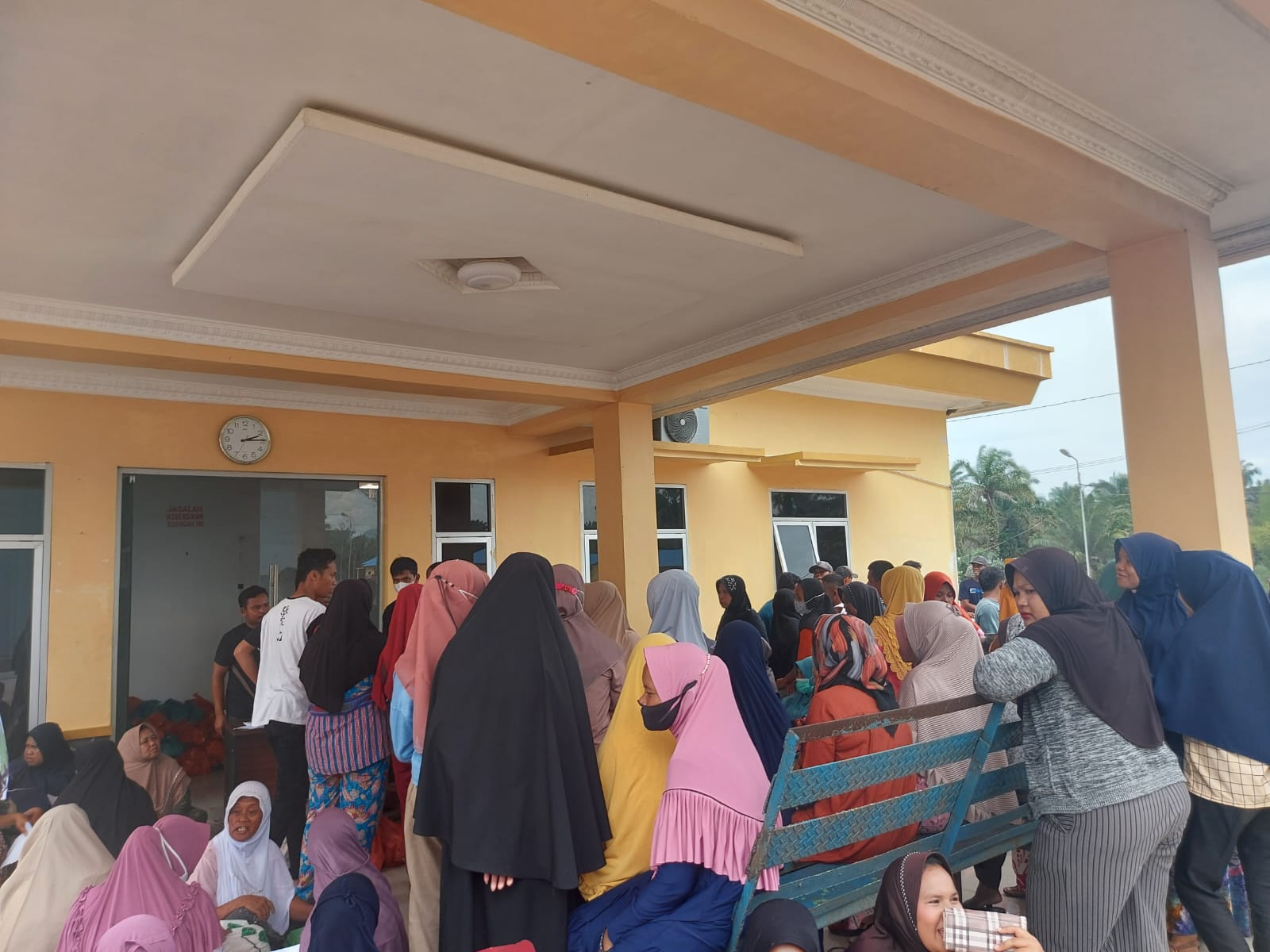 Peduli Kepada Warga Sekitar PKS PT. Pulo Padang di Berikan Bantuan 200 Paket Sembako