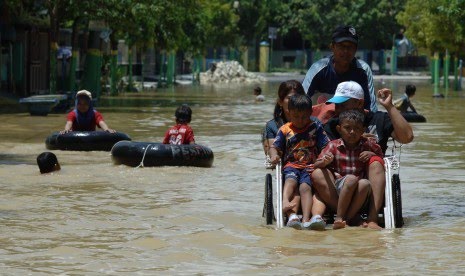 Demi Keselamatan Warga Sampang PLN Padamkan Aliran Listrik Akibat Banjir