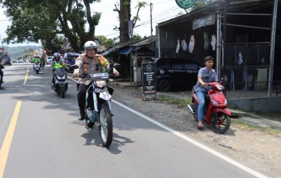 Kapolres Sukabumi Dengan Menggunakan Sepeda Motor Sisir Jalur Alternatif Mudik Lebaran