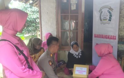 Peduli Lansia, Bhayangkari Polsek Nyalindung Polres Sukabumi Berikan Bantuan