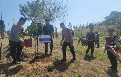 Kapolres Sukabumi Ikuti Penanaman 63.672 Pohon Bersama Pangkostrad di Ciemas Sukabumi
