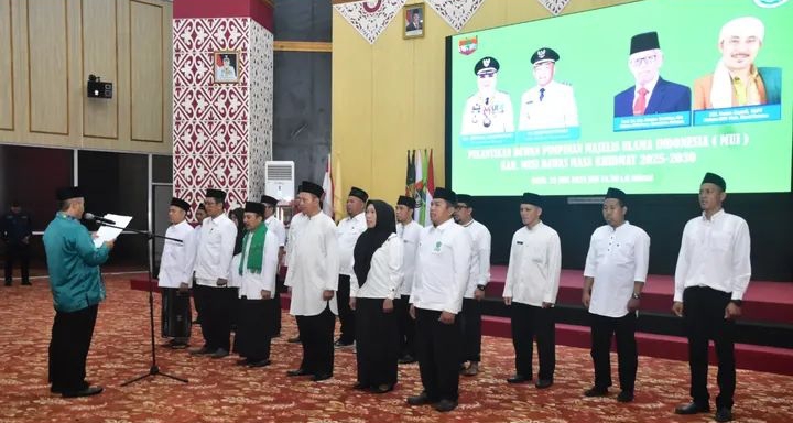 H. Suprayitno Wabup Musirawas mengucapkan selamat kepada Ketua dan Pengurus Dewan Pimpinan Majelis Ulama Indonesia (MUI) Kabupaten Musi Rawas Masa Khidmat 2025-2030