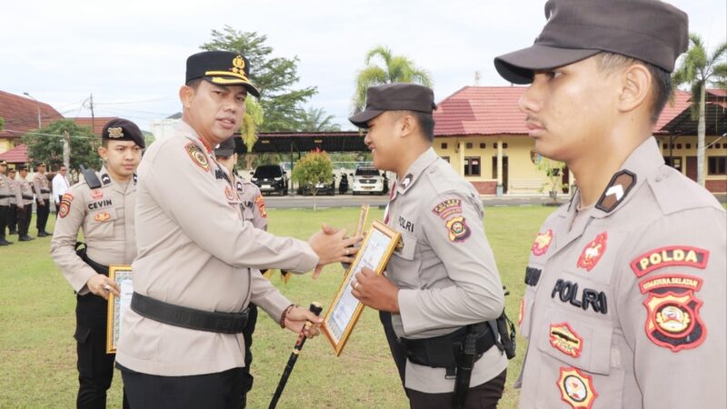 Kapolres Musi Rawas Anugerahkan Piagam Penghargaan Empat Personel Berprestasi