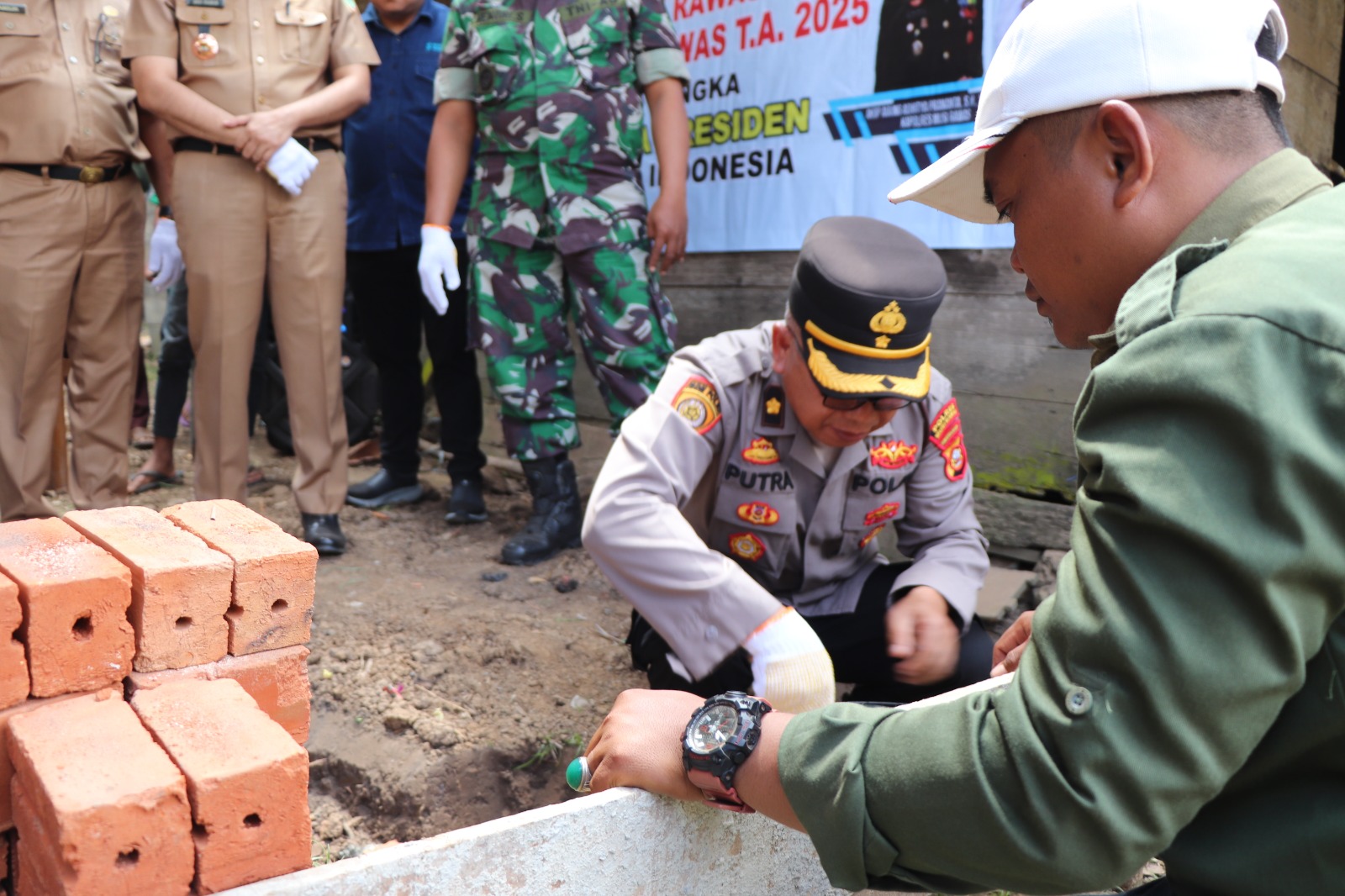 Kembali, Polres Musi Rawas Bersama Pemda Bedah Rumah Warga Desa Prabumulih I