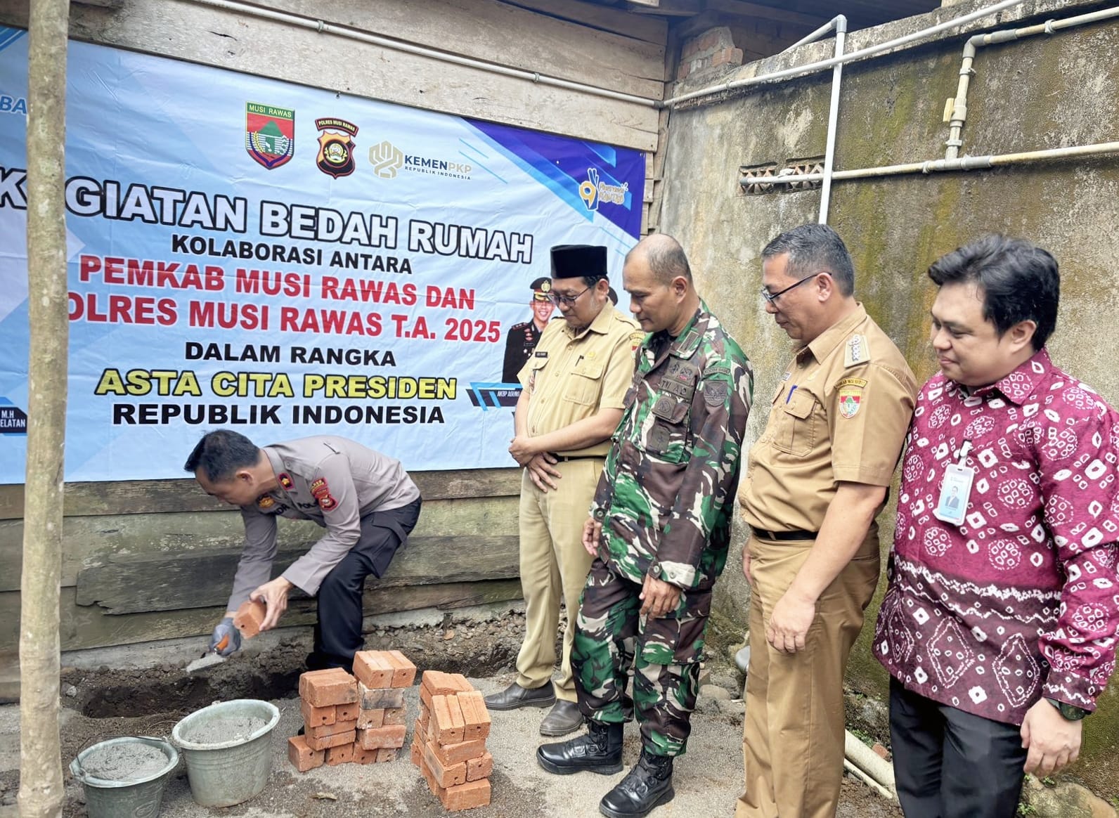 Sentuhan Kemanusiaan, Polres Musi Rawas Bersama Pemda Bedah Rumah Warga Desa Batu Bandung