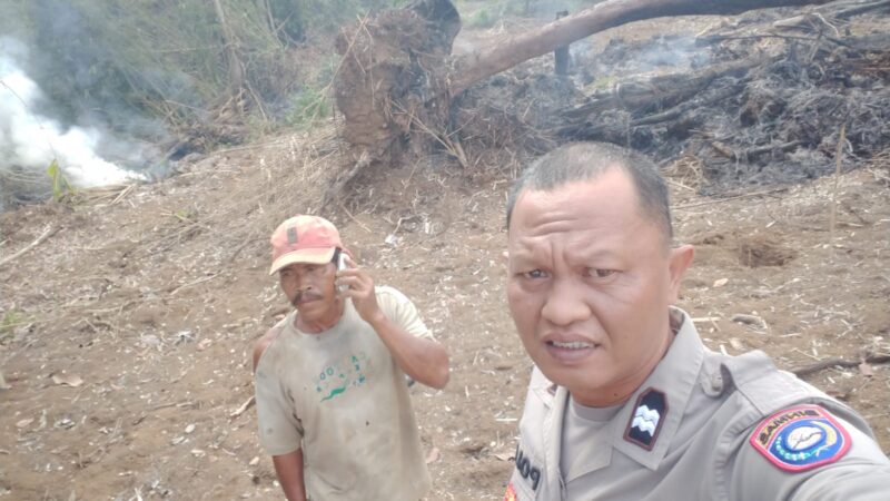 Tim Gabungan Bersama Polsek Lubuklinggau Utara Berjibaku Padamkan Kebakaran Hutan Kelurahan Belalau 2