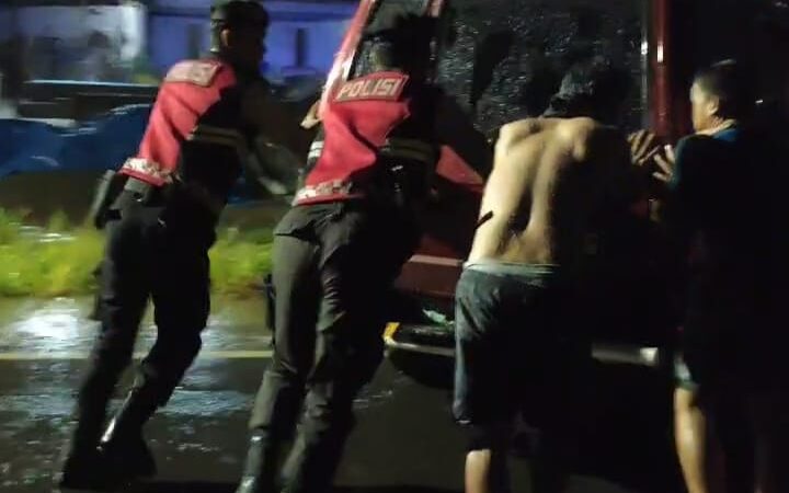 Satsamapta Polres Lubuklinggau Kembali Tunjukkan Pelayanan Saat Mobil Masyarakat Mogok Ditengah Guyuran Hujan