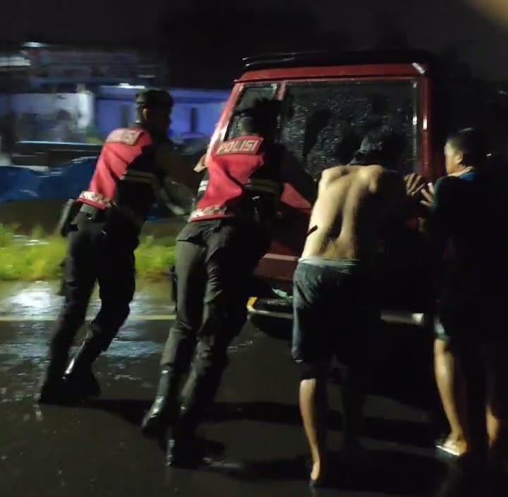 Satsamapta Polres Lubuklinggau Kembali Tunjukkan Pelayanan Saat Mobil Masyarakat Mogok Ditengah Guyuran Hujan