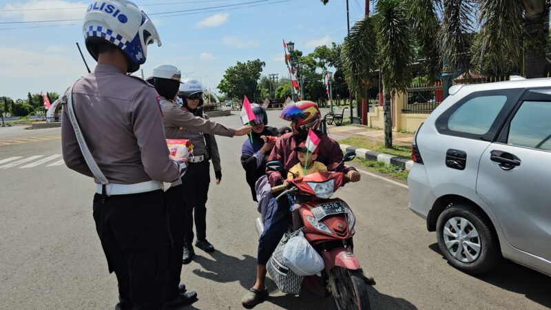 Tingkatkan Nasionalisme di Hari Kemerdekaan RI ke-80 Tahun, Polres Musi Rawas Bagikan 1000 Bendera Merah Putih 
