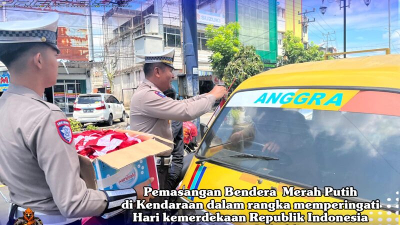 Jalan Letkol Sukirno Terlihat Tak Biasanya, Satuan Lantas Polres Lubuklinggau Bagikan Bendera Merah Putih Kepada Pengguna Jalan