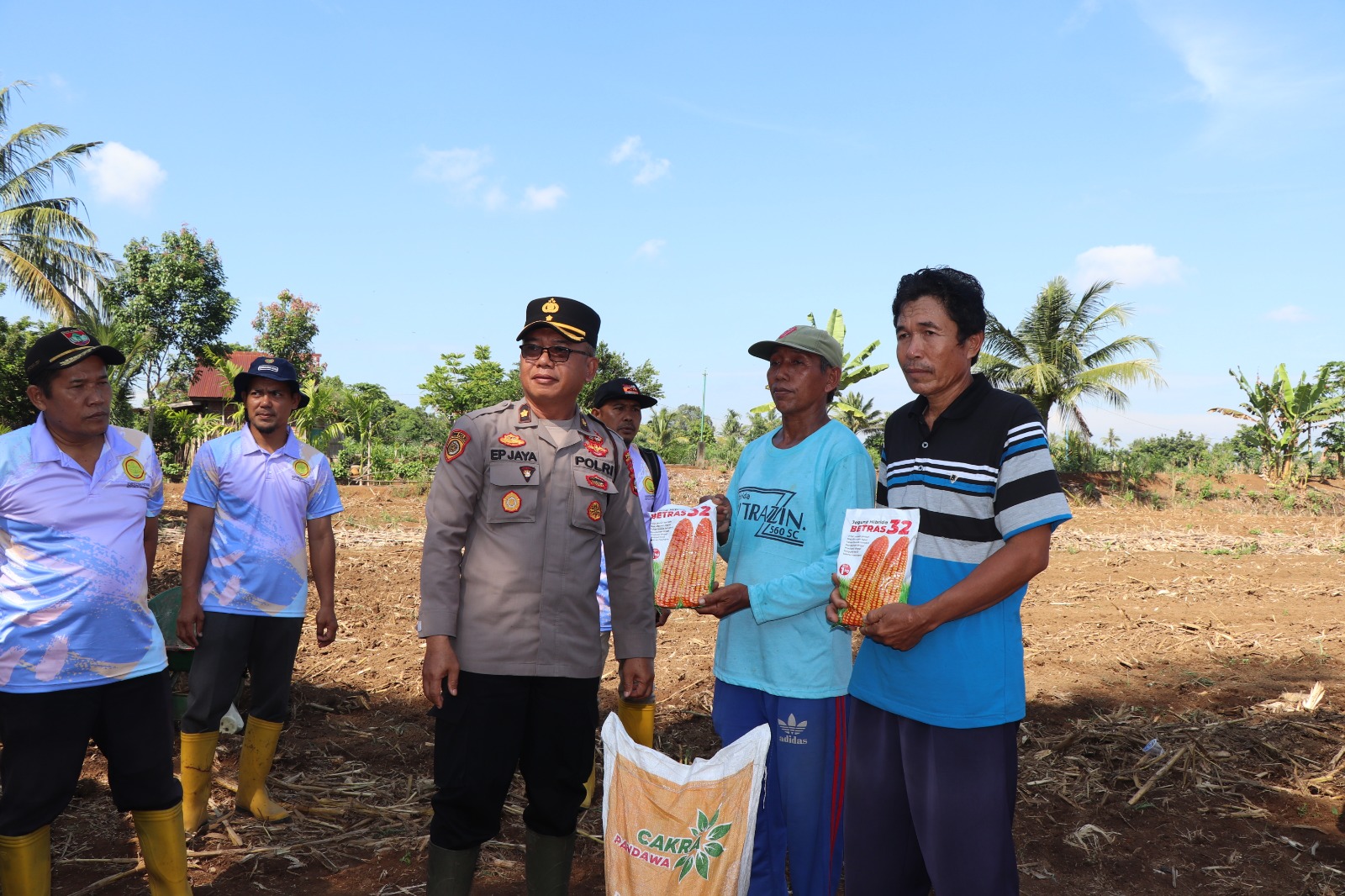 Sukseskan Program Presiden, Perdana Polres Musi Rawas Bersama Unsur Terkait Tanam Jagung di Lahan Binaan Ponpes Ma’had Darussalam