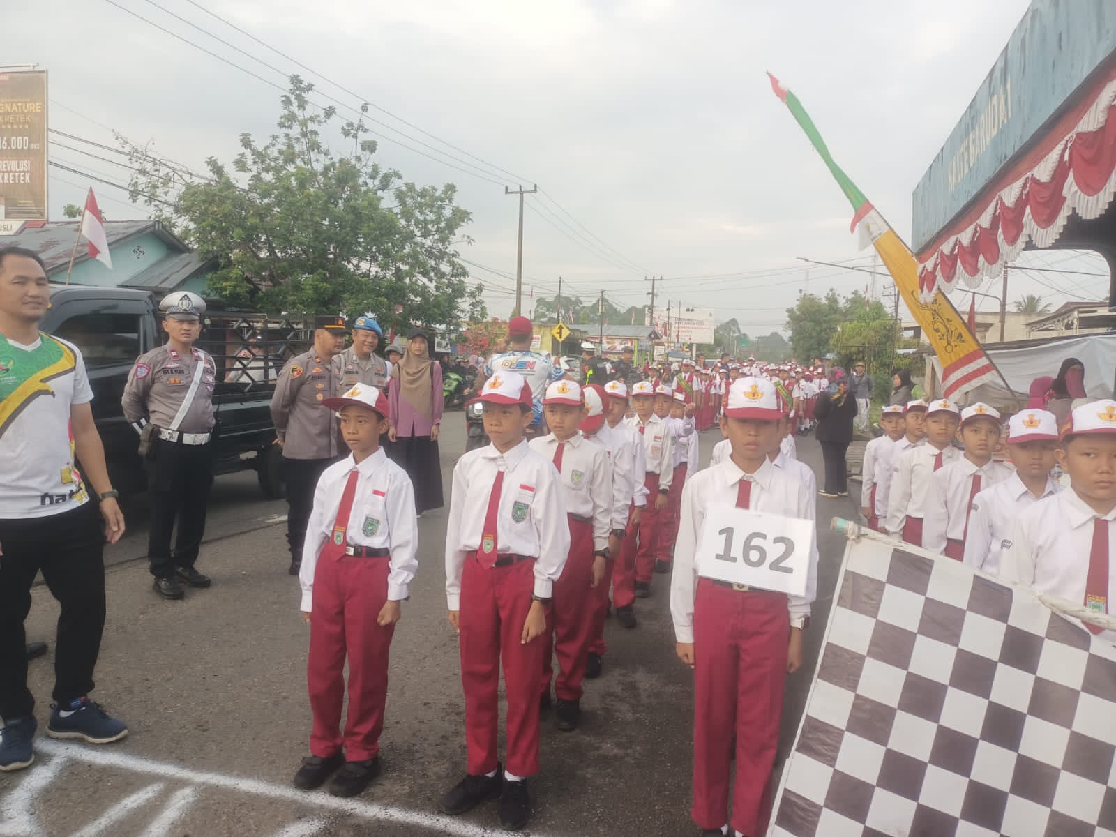 Sambut Perayaan HUT kemerdekaan RI ke80 , Polres Lubuklinggau Melakukan Pengamanan Ketak Terhadap Anak Tingkat Sekolah Dasar Lomba Gerak Jalan