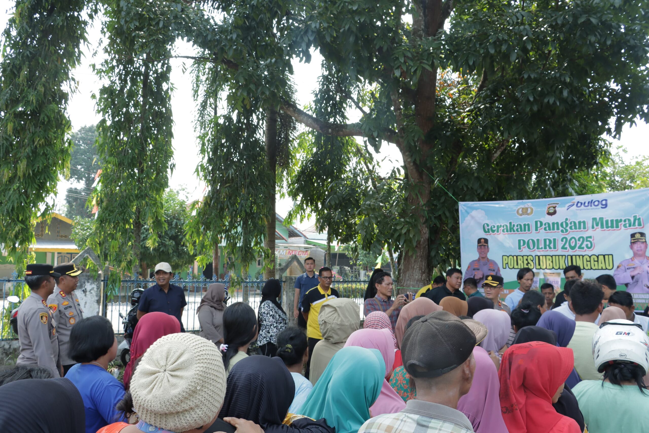 Stabilkan Pasokan Harga Pangan, Kapolres Lubuklinggau bersama Personil bekerjasama dengan Perum Bulog Gelar Pasar Murah