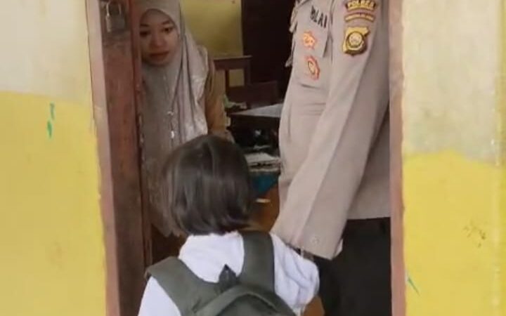 Respon Dan Peduli , Polsek Lubuk Linggau Utara Polres Lubuklinggau Menolong Anak Yang Kebingungan dan Sesat Pulang Sekolah