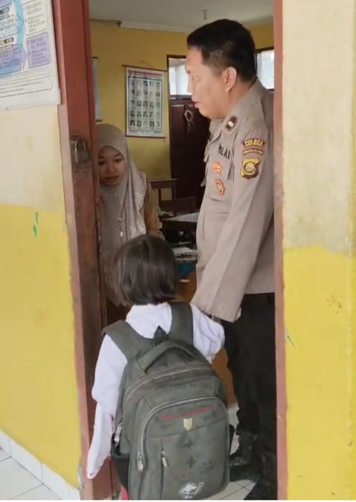Respon Dan Peduli , Polsek Lubuk Linggau Utara Polres Lubuklinggau Menolong Anak Yang Kebingungan dan Sesat Pulang Sekolah