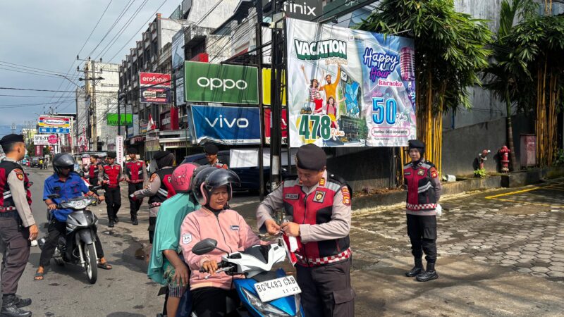 Tim Samapta Polres Lubuklinggau, Nebar Semangat Turun Kejalan Bagikan Bendera Merah Putih