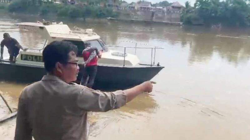 Aksi Kemanusian, Polsek Muara Lakitan Polres Musi Rawas Turun ke Sungai Cari Korban Tenggelam 