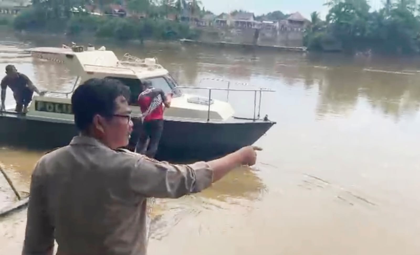 Aksi Kemanusian, Polsek Muara Lakitan Polres Musi Rawas Turun ke Sungai Cari Korban Tenggelam