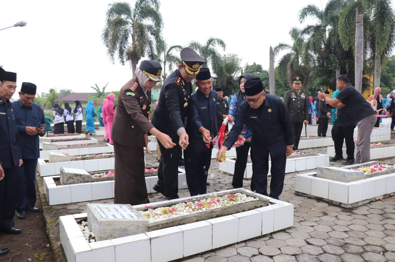 Tingkatkan Nilai Patriotisme dan Semangat Juang Pahlawan, Kapolres Musi Rawas Hadiri Upacara Tabur Bunga