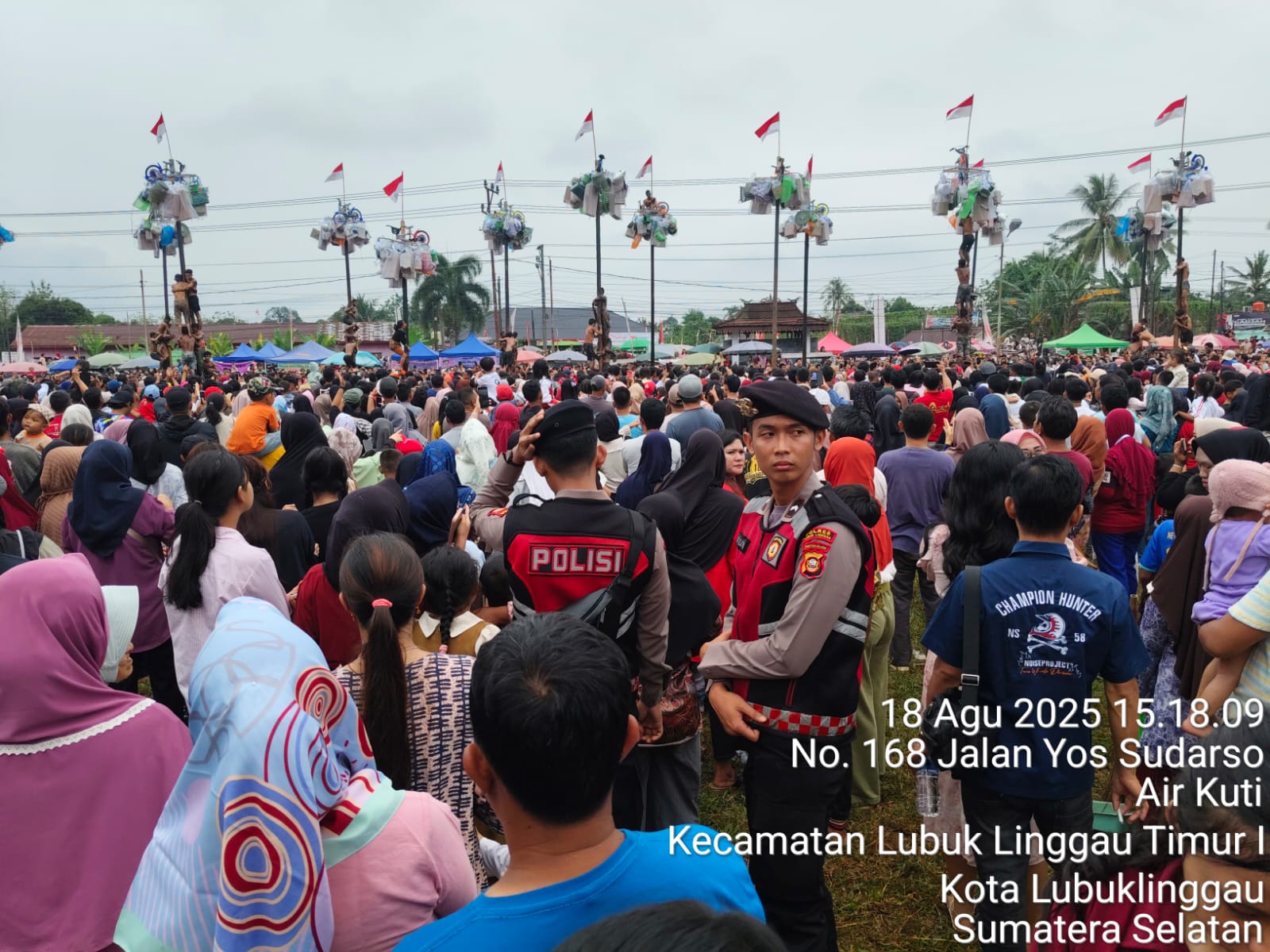 Polsek Timur, Polres Lubuklinggau Lubuk Pastikan Pengamanan Lomba Panjat Pinang Dalam Meriahkan HUT Kemerdekaan Republik Indonesia ke-80