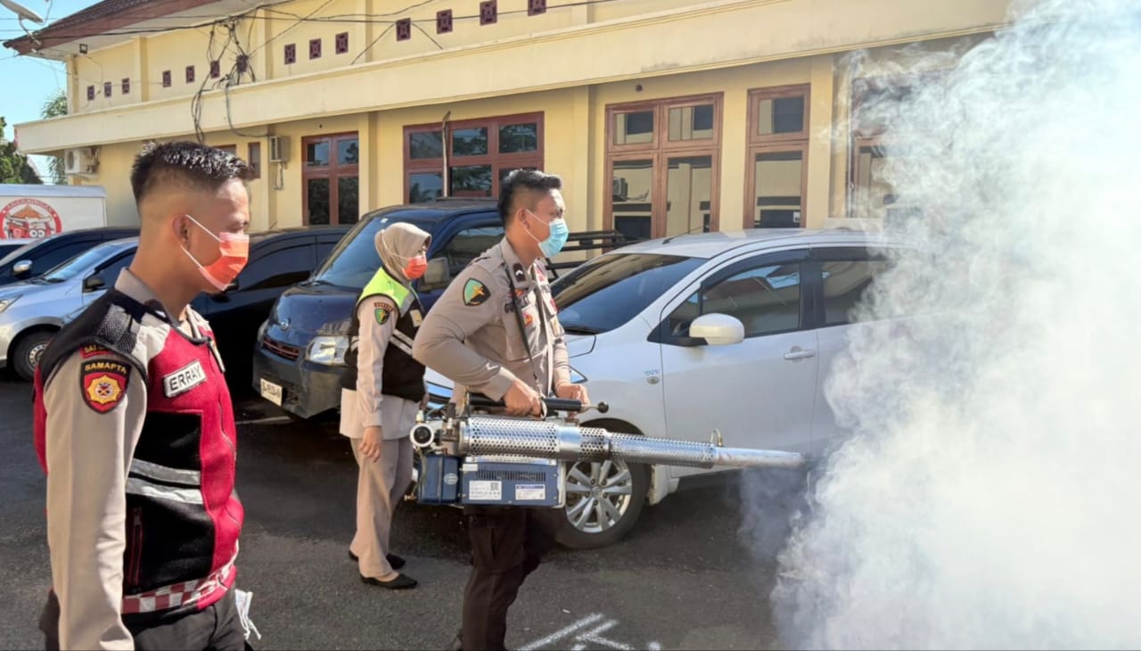 Cegah Demam Berdarah, Siddokes Bersama Dinkes Lakukan Fogging di Lingkungan Polres Musi Rawas