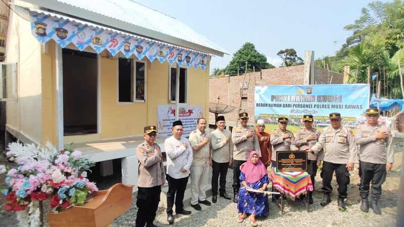 Dipimpin Kapolres dan Wakapolres, Kembali, Polres Musi Rawas Serahkan Kunci Bedah Rumah Hasil Donasi Personel