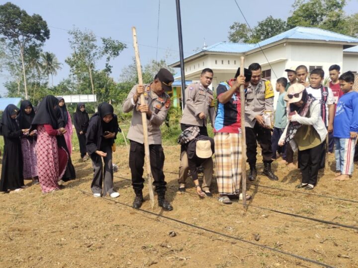 Manfaatkan Lahan Ponpes, Polsek Purwodadi Polres Musi Rawas Bersinergi Ponpes Daarul Huffadz An-Nahdliyah Tanam Jagung 