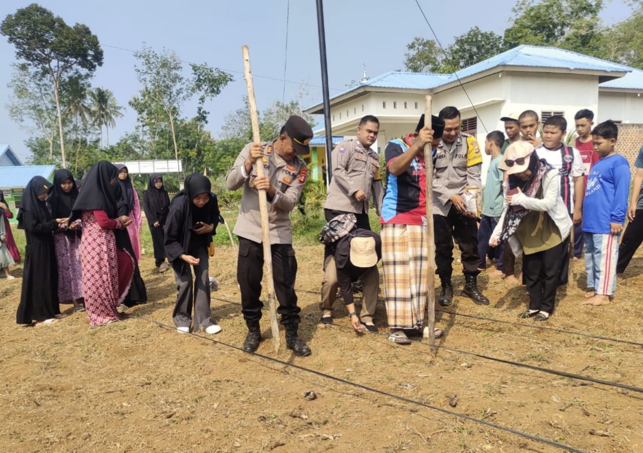 Manfaatkan Lahan Ponpes, Polsek Purwodadi Polres Musi Rawas Bersinergi Ponpes Daarul Huffadz An-Nahdliyah Tanam Jagung