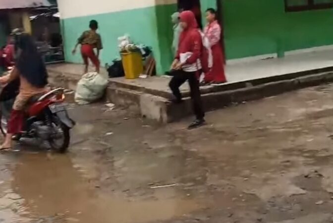 Wali Murid SDN 49, 50, 51 di Kecamatan Lubuklinggau Utara ll Mengeluhkan kondisi sekolah Yang Kerap Tergenang Banjir dan Berlumpur 