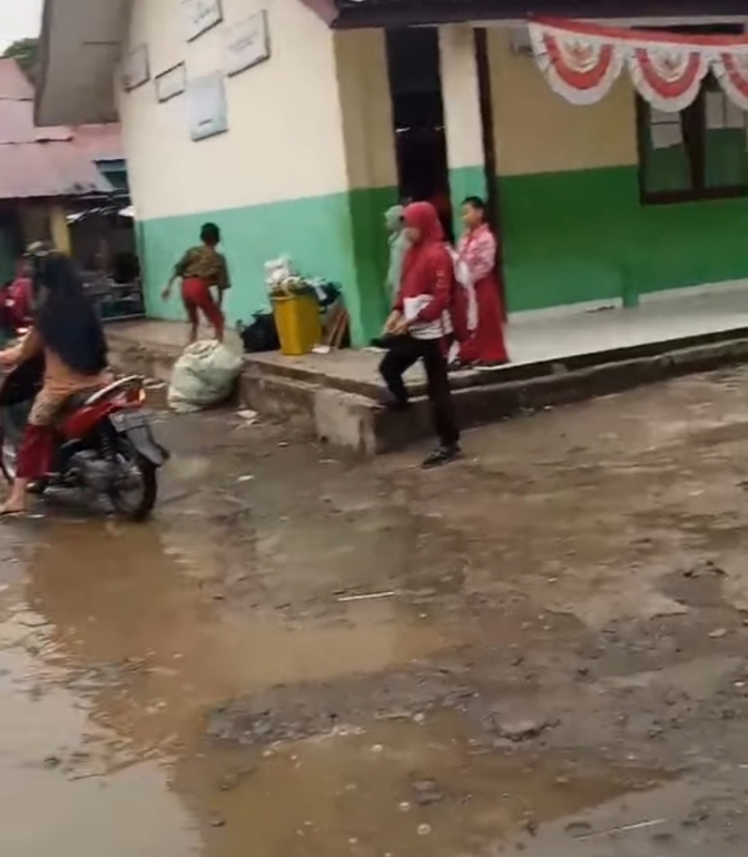 Wali Murid SDN 49, 50, 51 di Kecamatan Lubuklinggau Utara ll Mengeluhkan kondisi sekolah Yang Kerap Tergenang Banjir dan Berlumpur