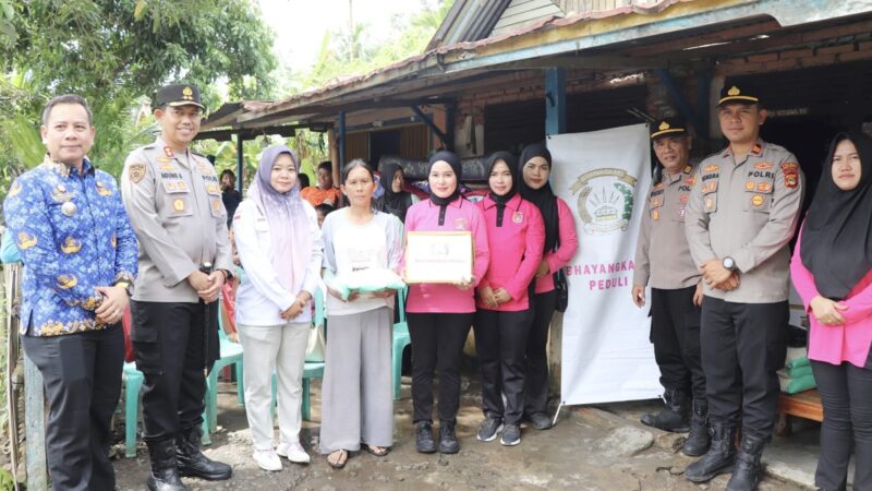Peduli Korban Banjir di Desa Darma Sakti, Kapolres Musi Rawas Tinjau dan Turun Langsung Salurkan Sembako  