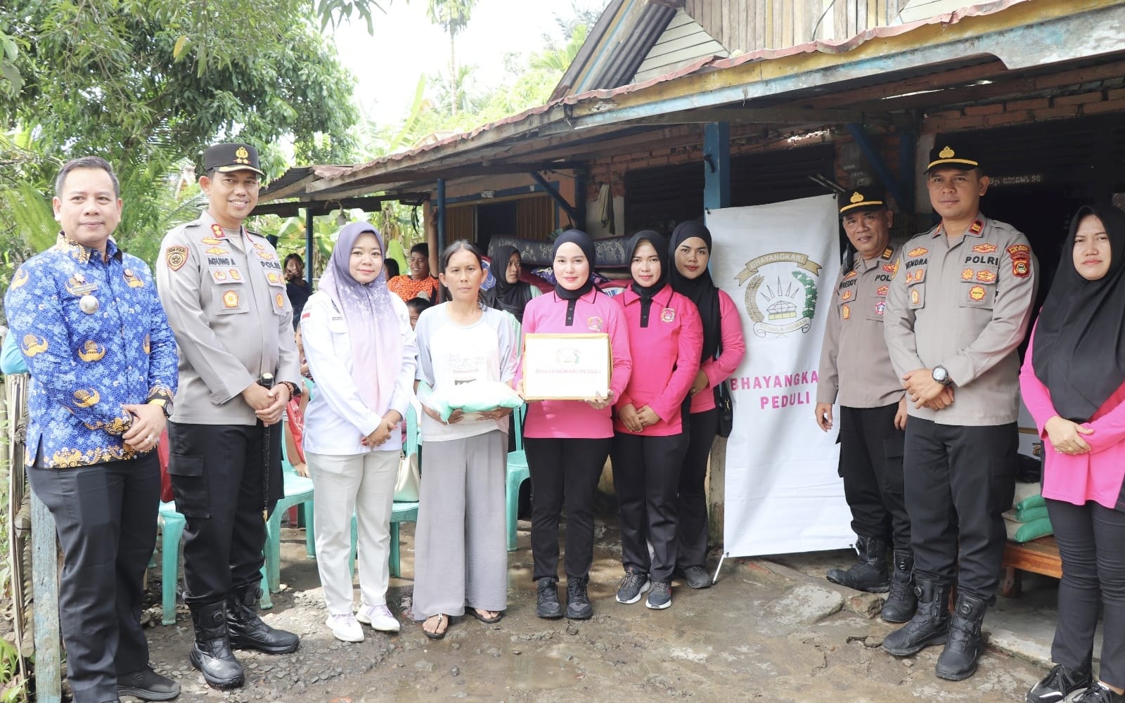 Peduli Korban Banjir di Desa Darma Sakti, Kapolres Musi Rawas Tinjau dan Turun Langsung Salurkan Sembako  