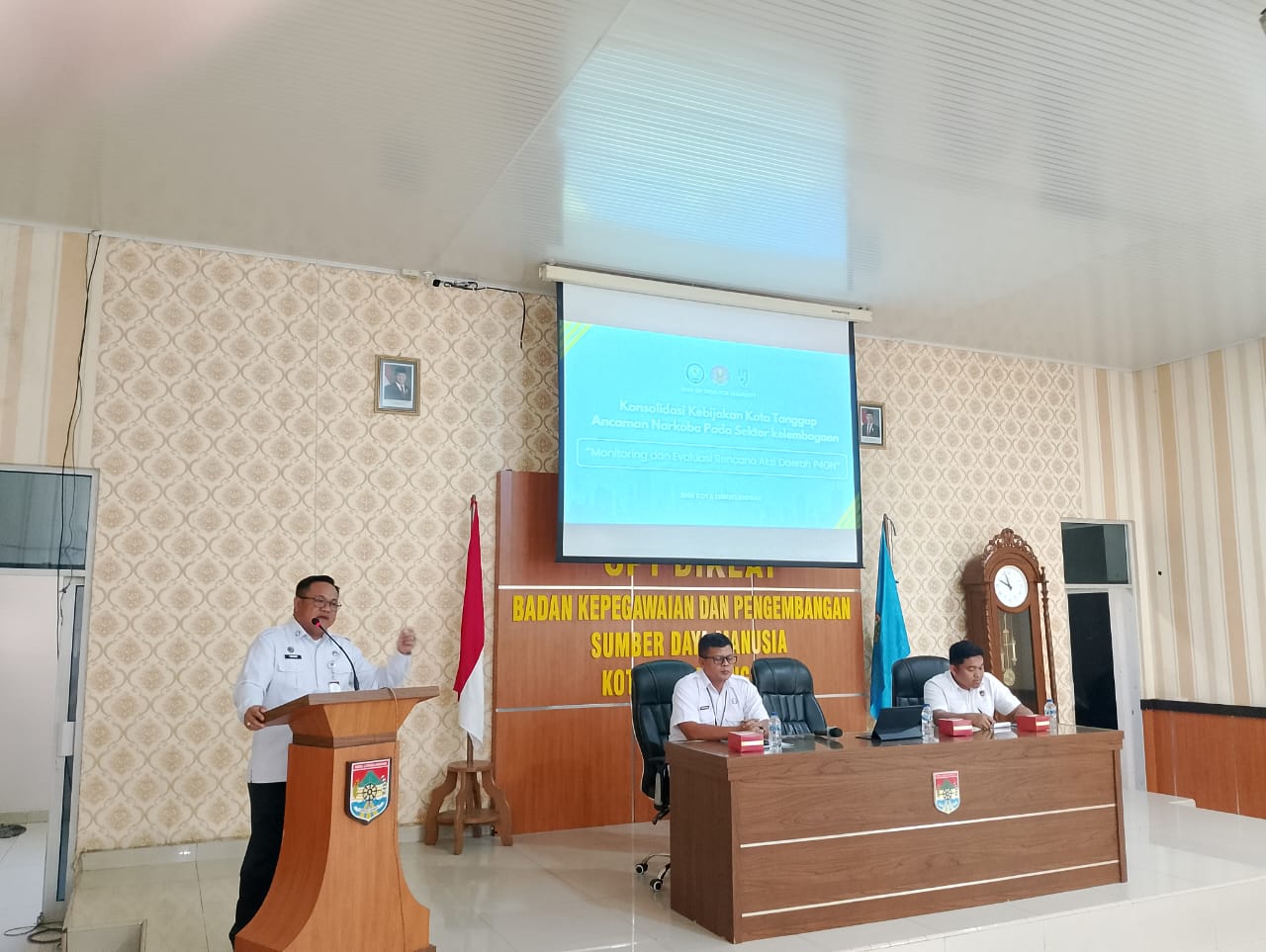 KBO Sat Binmas IPTU Darsi Afran Bersama KBO Sat Res Narkoba IPDA Muhammad Deden Aguma menghadiri Konsolidasi Kebijakan Kota Tanggap Ancaman Narkoba 