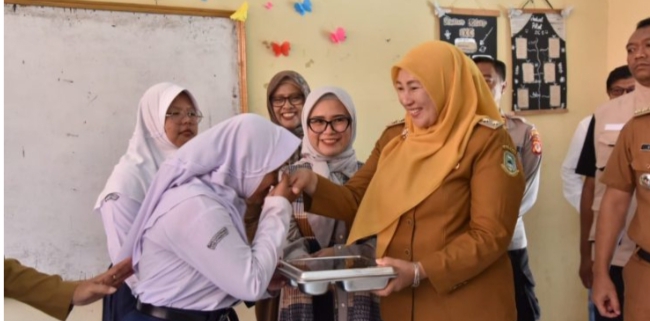 Amih Tuti Hadiri Launching Program Makan Bergizi Gratis di SMPN 2 Lebakwangi