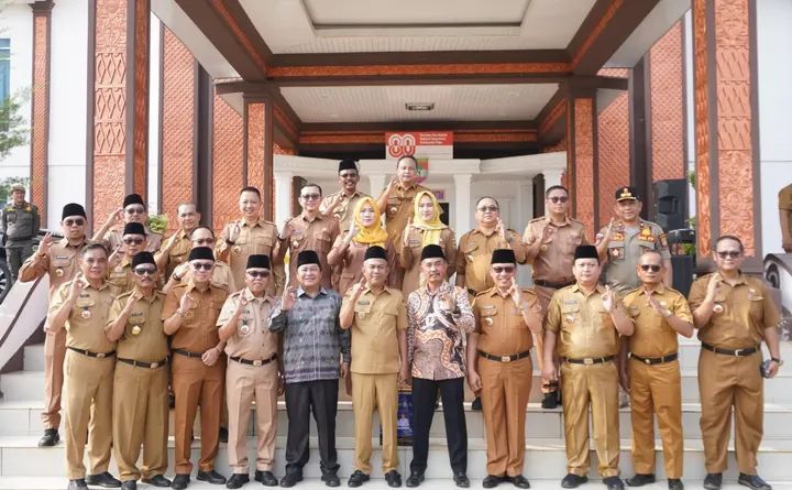 Wabup Kabupaten Musi Rawas Pimpin Apel Bersama Penyerahan Bingkisan Bagi ASN Memasuki Purna Tugas
