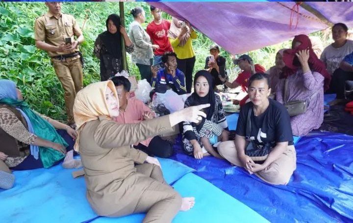 Kepedulian Bupati Musi Rawas Hj Ratna Machmud Temui Keluarga Korban Tenggelam Yang Masih Menunggu Dibibir Sungai 
