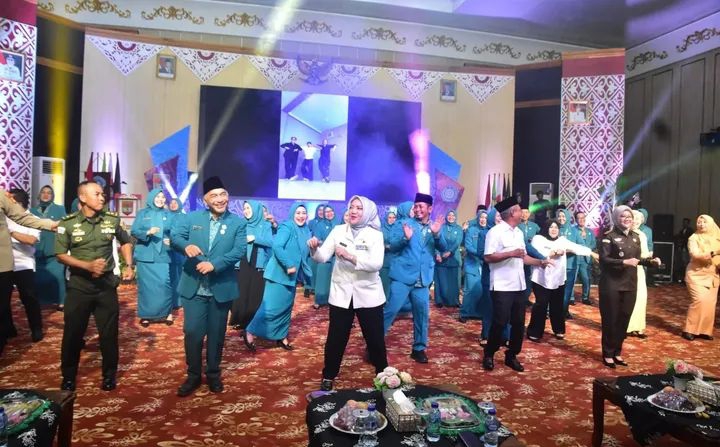 “Bergerak Mewujudkan Asta Cita Menuju Indonesia Emas dan Melakukan Langkah Nyata dan Berdampak Kepada Masyarakat”, Bupati Dan Ketua TP PKK Kabupaten Musi Rawas Hadir Acara