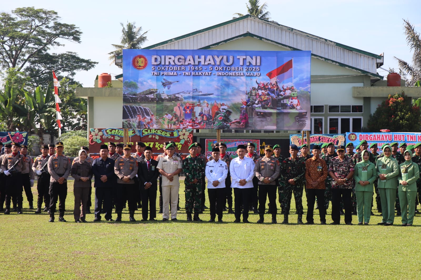 Perkuat Sinergitas, Wakapolres Musi Rawas Hadiri Upacara HUT TNI ke-80, Serta Berikan Nasi Tumpeng ke Kodim 0406 Lubuklinggau