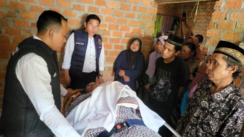 Diduga Sakit, Satreskrim Bersama Unit Identifikasi dan Polsek BTS Ulu Sigap Evakuasi Korban Meninggal di Kebun Desa Sadu