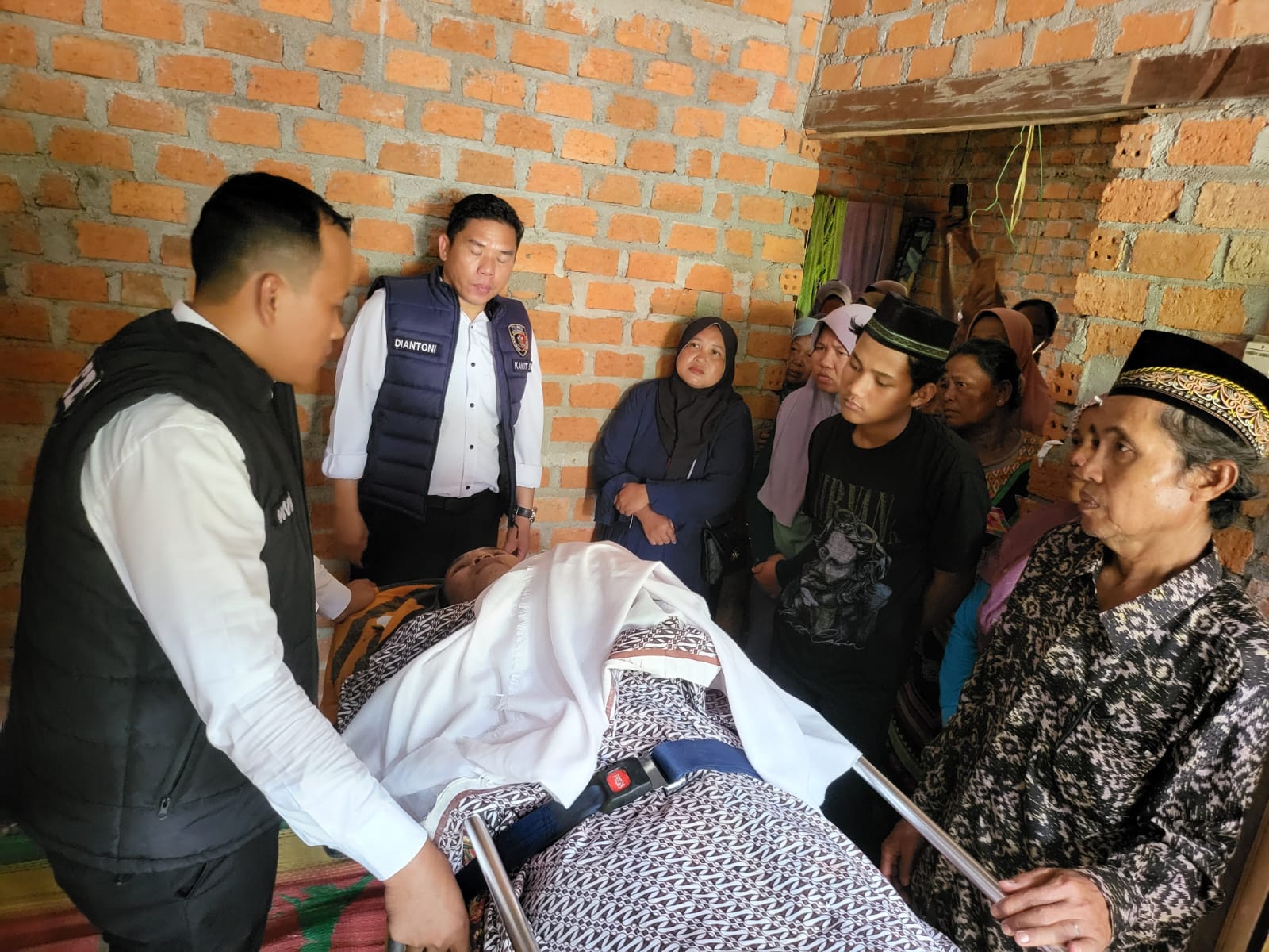 Diduga Sakit, Satreskrim Bersama Unit Identifikasi dan Polsek BTS Ulu Sigap Evakuasi Korban Meninggal di Kebun Desa Sadu