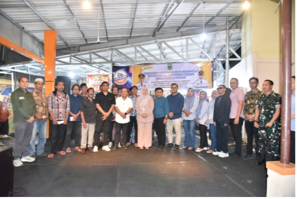 Bupati Dian Serahkan Stimulan Bagi 367 PKL Tiga Puspa