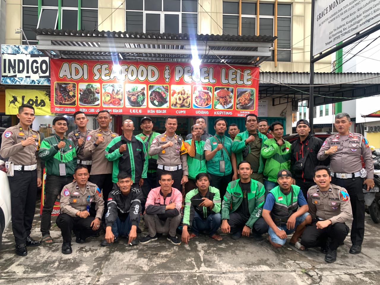 komunikasi Yang Akrab. Kasat Lantas AKP Desi Azhari bersama jajarannya menggelar kegiatan “Ngopi Bareng” dengan Ojol 