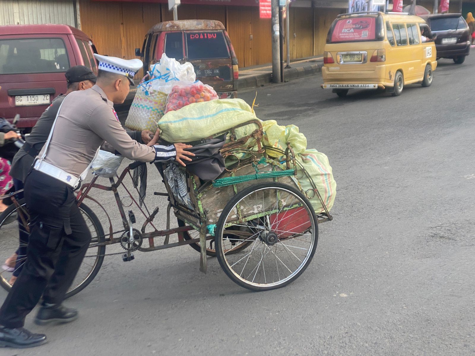 Momen Sederhana Namun Bermakna ini Tugas Satuan Lalu Lintas Di Kota Lubuklinggau sejatinya jauh Lebih Luas Dari Sekadar Penegakan hukum di Jalan