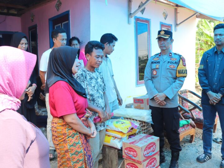 Turut Prihatin dan Berbelasungkawa, Polres Musi Rawas Kunjungi Rumah Duka, Hadir ke Pemakaman Almarhum Kelvin, Serta Berikan Tali Asih