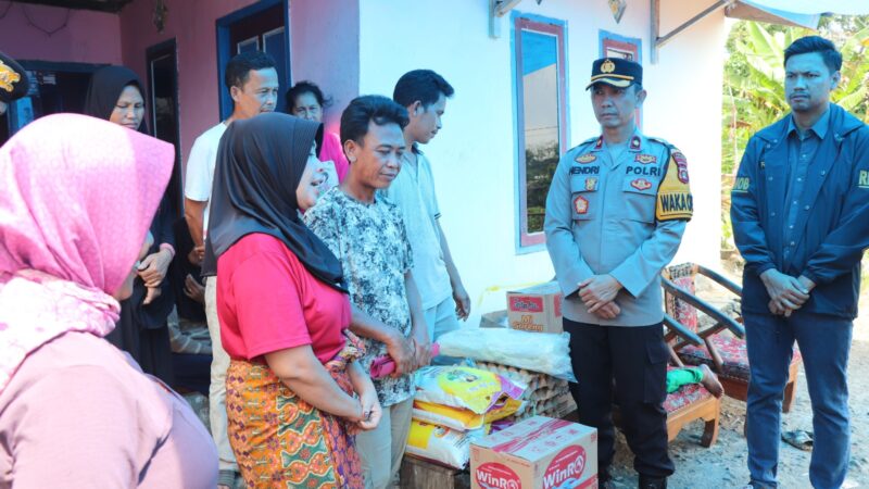 Turut Prihatin dan Berbelasungkawa, Polres Musi Rawas Kunjungi Rumah Duka, Hadir ke Pemakaman Almarhum Kelvin, Serta Berikan Tali Asih