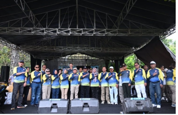 Jalan Sehat HUT PGRI & HGN, Bupati Dian Umumkan Hadiah Umroh