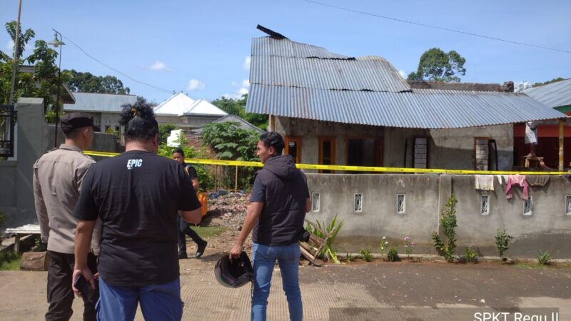 Polsek Lubuklinggau Timur Bersama Warga dan Tim Pemadam Saling Bergotong-Royong Memadamkan Api Rumah di Jalan Nansuko