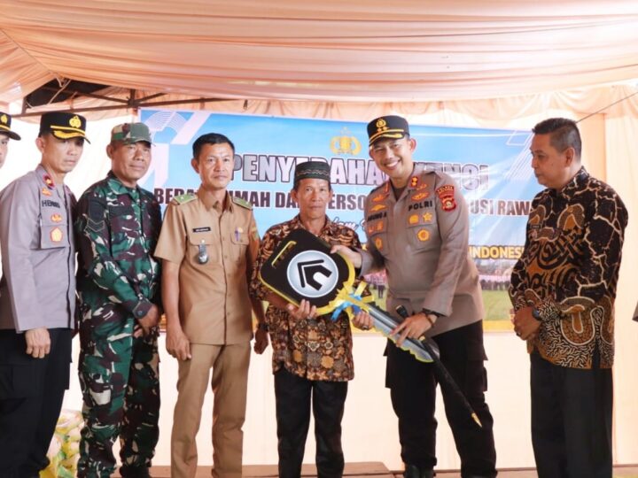 KAPOLRES MUSI RAWAS KEMBALI BANTU 2 TITIK BEDAH RUMAH, KEDEPAN AKAN PERBAIKI JEMBATAN GANTUNG