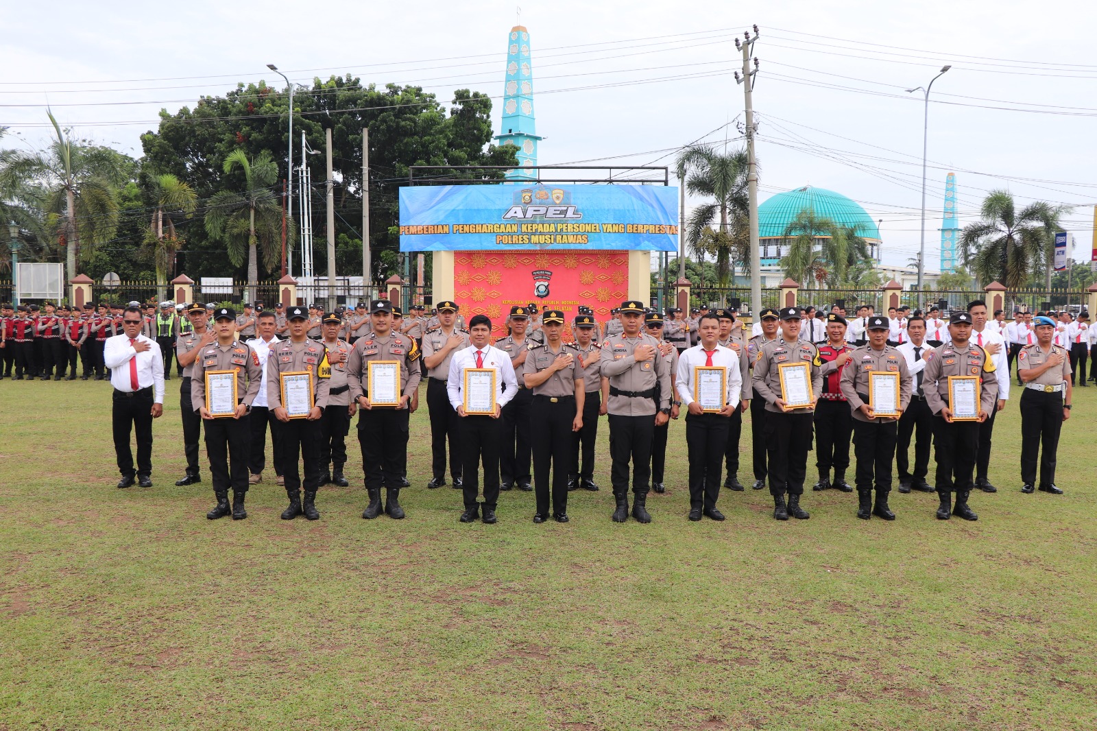 Kurang Dari 1X24 Jam Ungkap Perkara Curanmor Menjadi Perhatian Publik, Kapolres Musi Rawas Berikan Penghargaan ke Delapan Personel Polsek Muara Kelingi