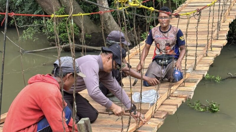 Peduli Masa Depan Anak dan Masyarakat, Polres Musi Rawas Perbaiki Jembatan Gantung Penghubung Desa Bangun Rejo–Sukowarno